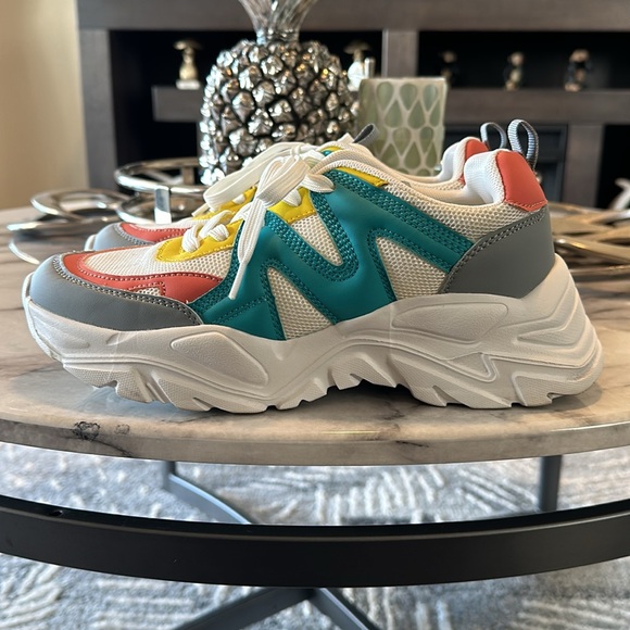 STEVE MADDEN SNEAKERS 🩷 - Picture 2 of 5